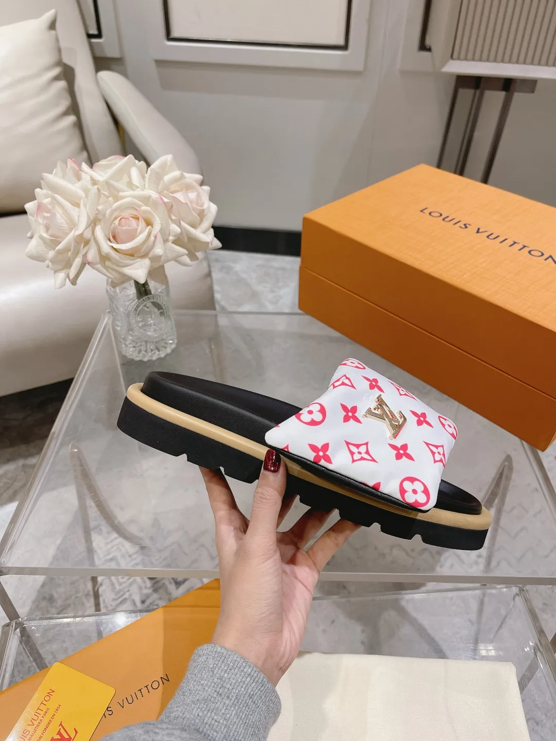 👟👟Ex-factory price 360👟👟 Lvjia brand | ²⁰²5 𝐬𝐬 💛2025 spring and summer latest popular Velcro series...Couple style thick-soled slippers, new rare products at the purchasing level💫 🍒This style is the favorite of celebrities🌟big internet celebrities. A simple and elegant sandal. A good style that you can't take your eyes off at a glance! The thick sole has the effect of increasing the height of the feet. It has the function of elongating the legs immediately. It is exquisite and low-key luxury✔️ No matter it is paired with skirts or trousers, it is super aura🛍 ━━━━━ ЅᏇєєt ━━━━━ ▪️Upper: LV old floral fabric ▪️Outsole: original molded outsole ▪️Shoe size: 35-45